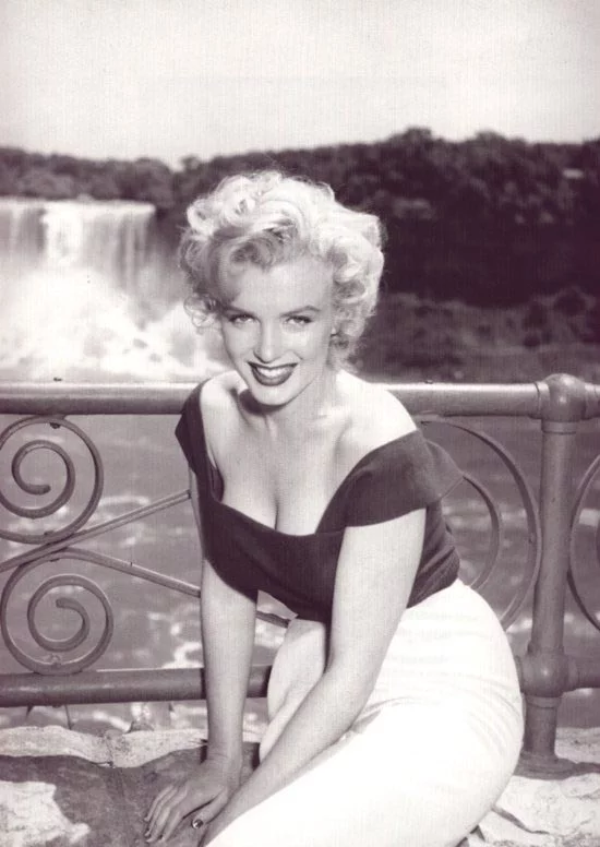 Film Niagara 1953 (XXXIII) Cycle Magnificent Marilyn - 203 - Cycle, Gorgeous, Marilyn Monroe, Actors and actresses, Celebrities, Photos from filming, Movies, Hollywood, USA, Cinema, 1952, 1953, Blonde, Longpost, Elegant dress, The photo, Film Niagara