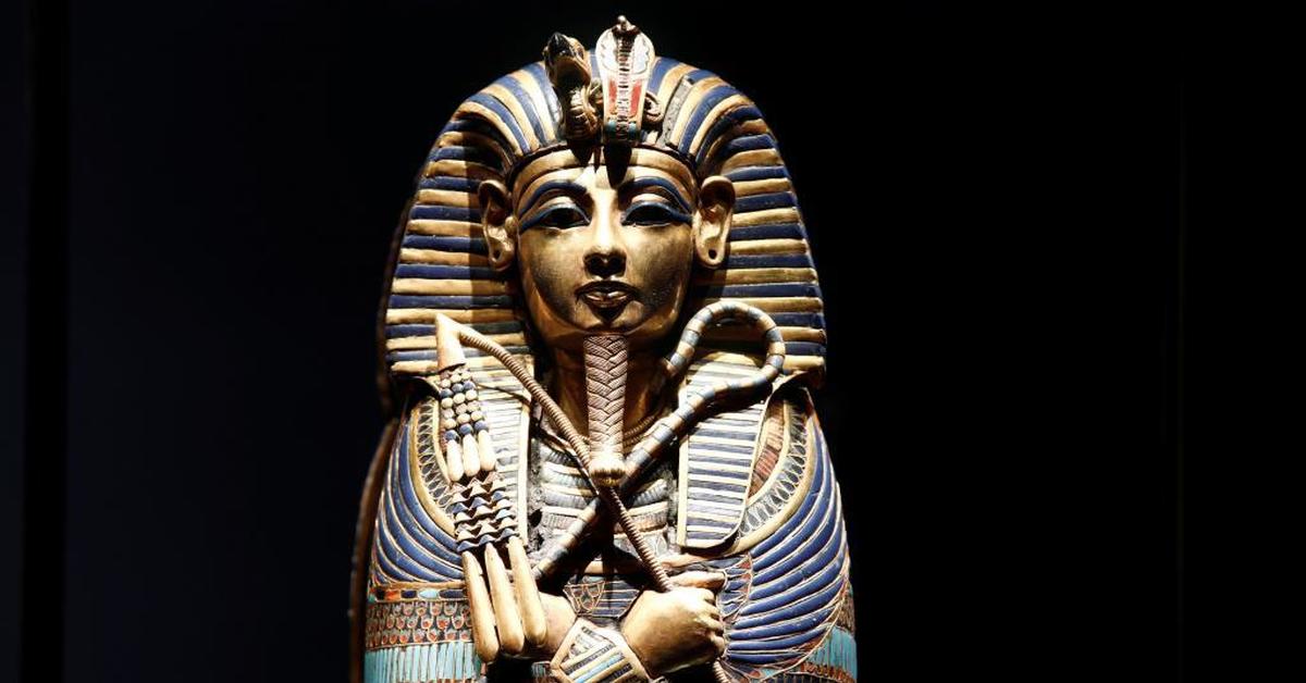 Кто из женщин фараонов в египте был с бородой