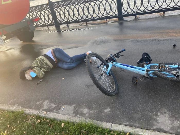 Road accident on Nagatinskaya embankment. Unsuccessful attempt to overtake a tractor on a bicycle - My, Road accident, Crash, Cyclist, Headphones, Tractor, Video, Longpost, Mat, Nagatinskaya, Moscow