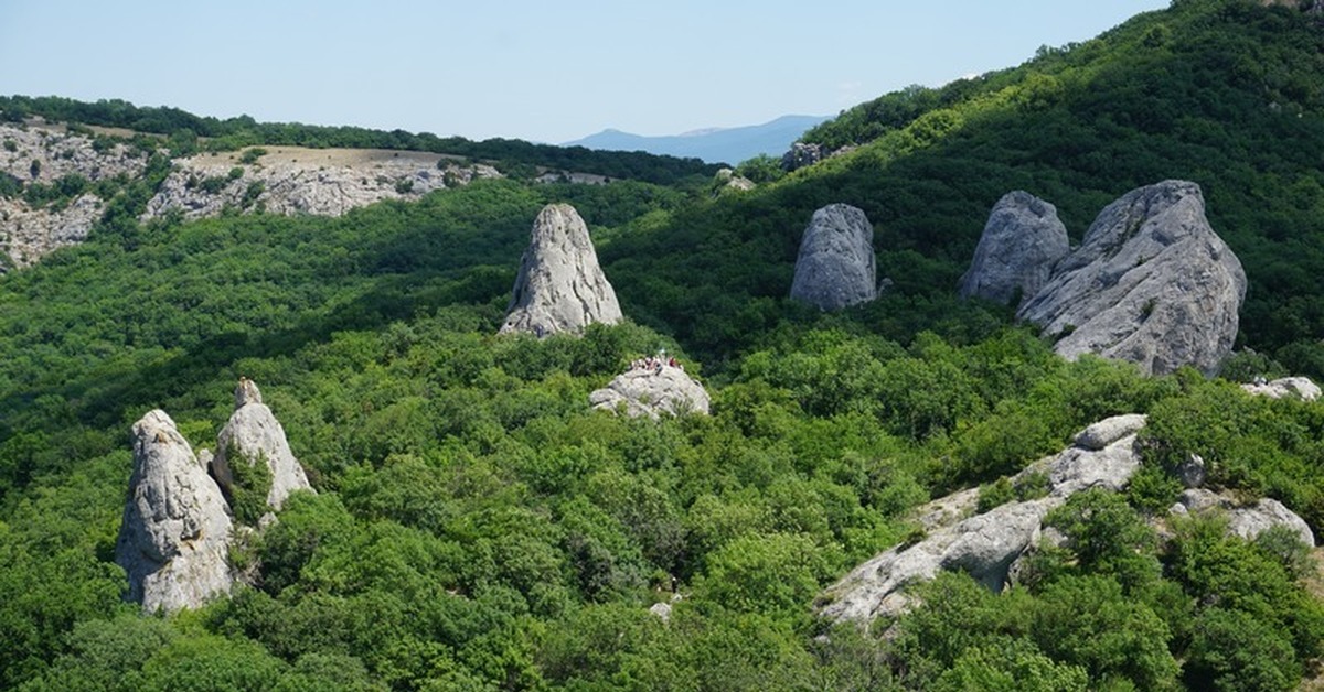 Крым 10 дней. Вид с Парагильмен крымские горы. Ботанический заказник Парагильмен. Парагильмен растения. Храм солнца в Армавире.