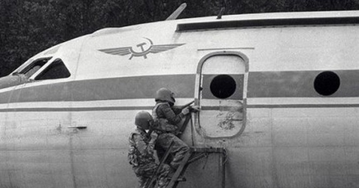 Захват самолета википедия. Захват самолета ту-134 1986. Захват ту-134 в Уфе. Спецназ КГБ СССР штурм самолета. Угон самолета в Уфе в 1986 году.