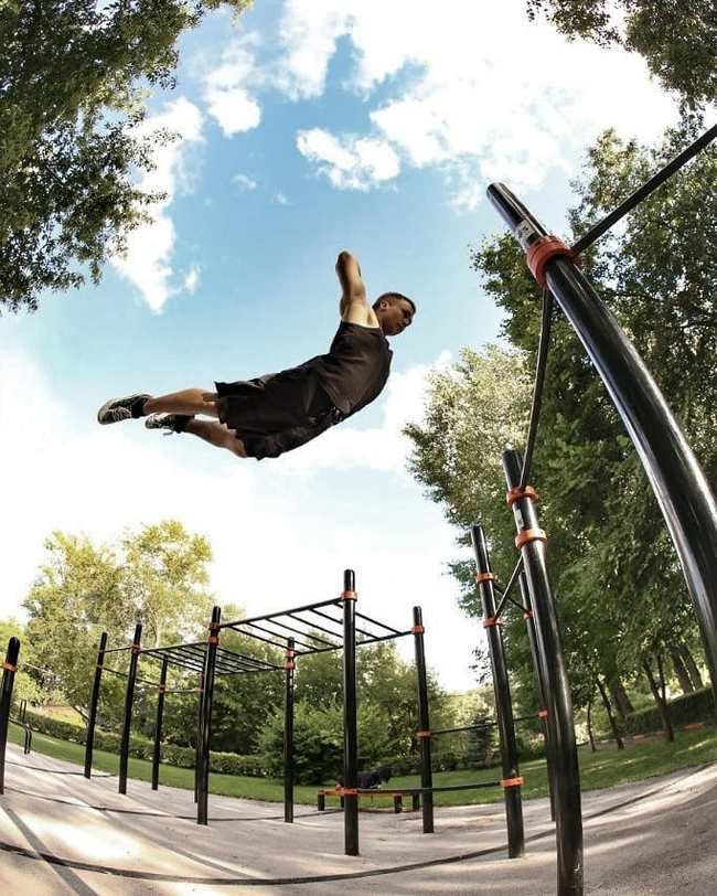 His tricks on the horizontal bar are breathtaking. Who is he? Unusual training style - Sport, Workout, Parkour, Workout, Healthy lifestyle, Trick, Gymnastics, Freeran, Bars, Horizontal bar, Calisthenica, Street sports, Amateur sports, Turnstiles, Video, Longpost