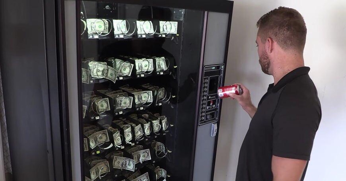 Русские автоматы с деньгами. Вендинговый аппарат с деньгами. Игровой автомат на деньги вендинг. Автомат с деньгами и айфонами. Деньги из автомата.