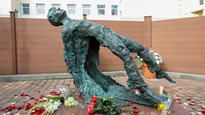 Fallen Yesenin - Sergey Yesenin, Monument, Ugliness, Longpost