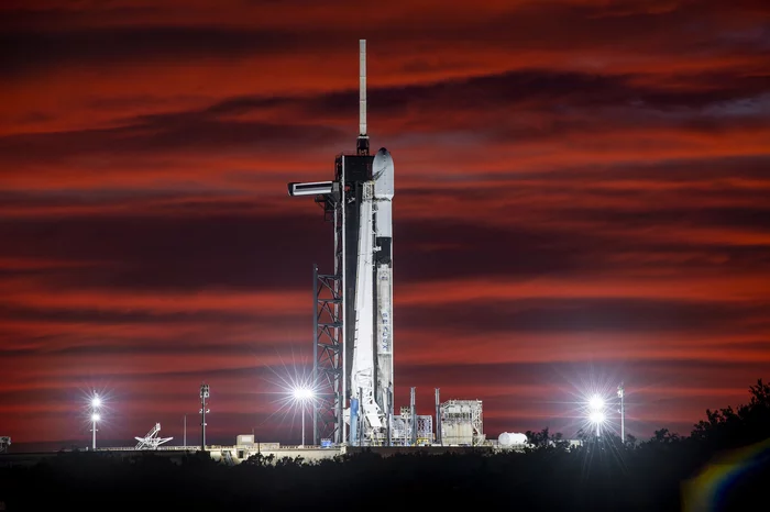 Falcon 9 и марсианский пейзаж - SpaceX, Falcon 9, Мыс Канаверал, Ракета-Носитель, Илон Маск, Фотография, Космонавтика, Космос, Технологии, США