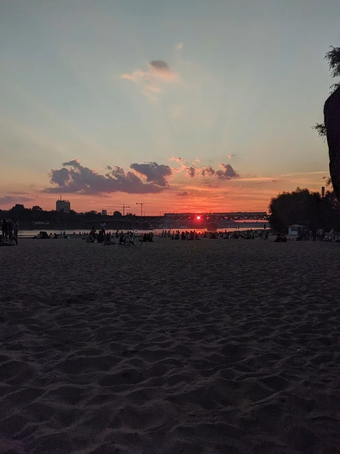 Poniatowski Bridge Beach, a beach under the Poniatowski Bridge in Warsaw, a public place where drinking alcohol is allowed - My, Warsaw, Mobile photography, Vistula, Sunset, Longpost
