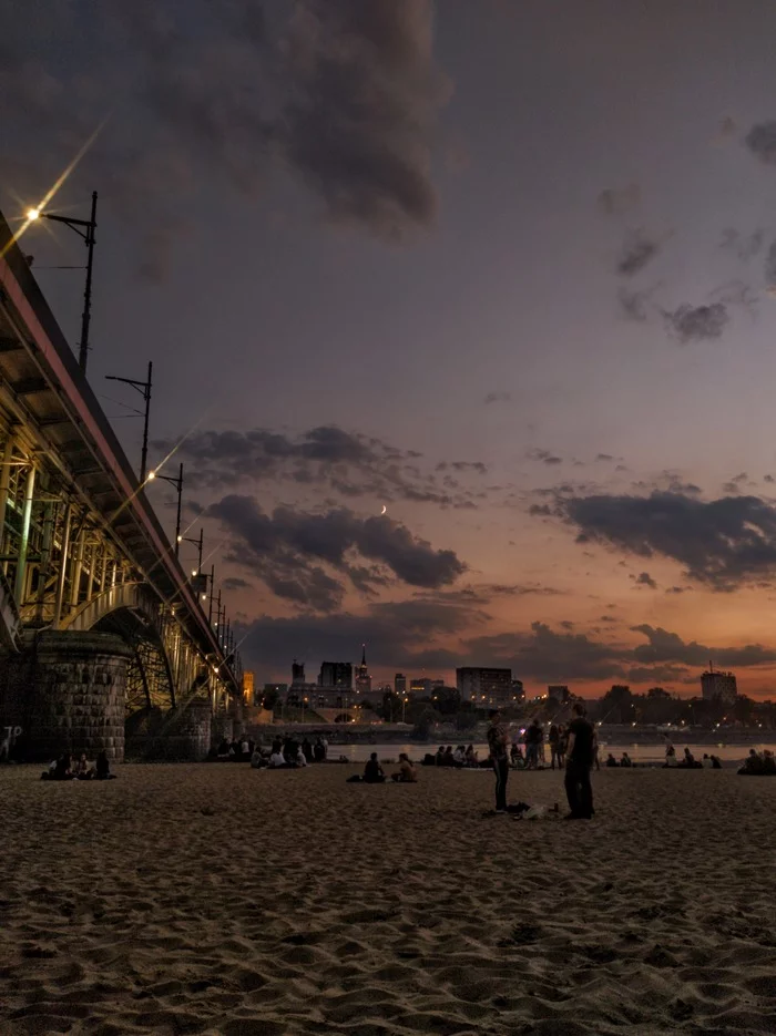 Poniatowski Bridge Beach, a beach under the Poniatowski Bridge in Warsaw, a public place where drinking alcohol is allowed - My, Warsaw, Mobile photography, Vistula, Sunset, Longpost