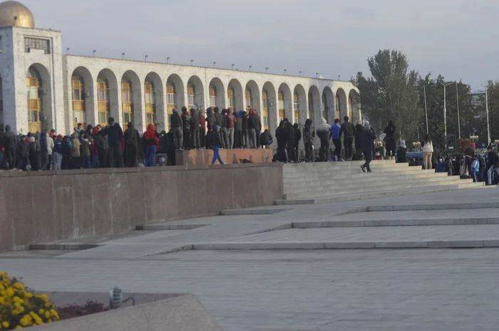 Revolution in Kyrgyzstan: bloody rally, riots and freedom of democracy - My, Kyrgyzstan, Bishkek, Rally, Revolution, Disorder, Democracy, middle Asia, Bloggers, Video, Longpost, Politics, Protests in Kyrgyzstan