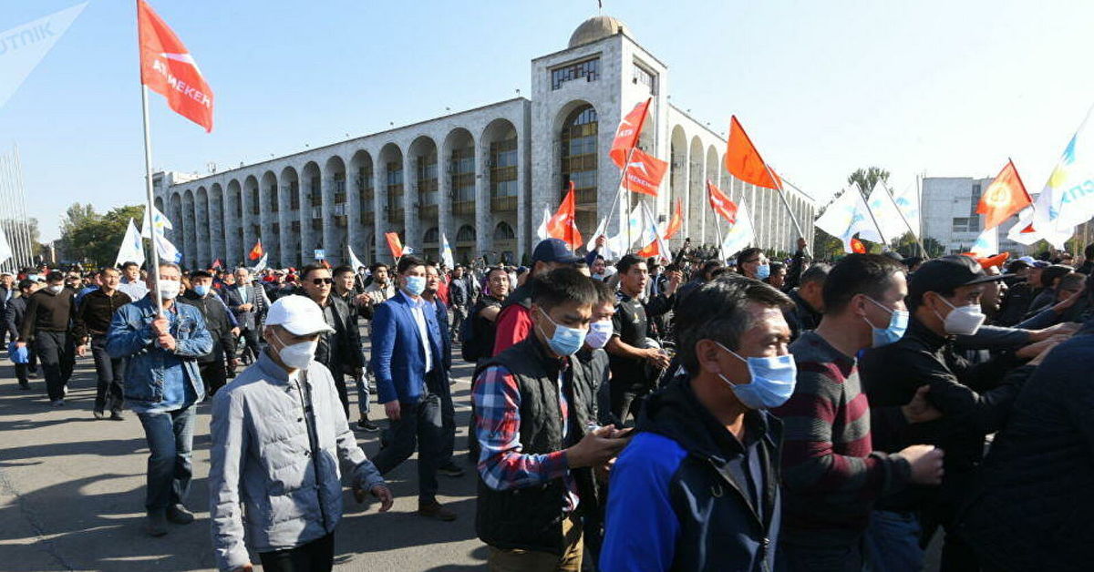 Протесты в бишкеке. Протесты в Киргизии 2020. Митинги в Киргизии 2022. Революция Бишкек 2020. Митинг Бишкек.