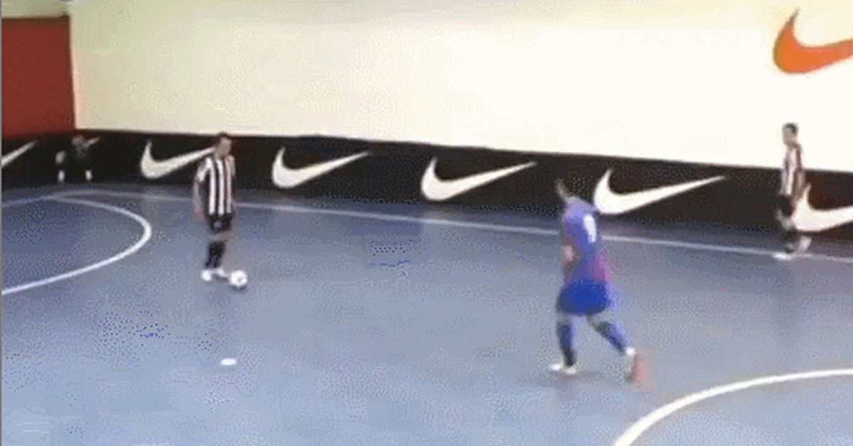 When the floor is on the opponent's half, it's lava! - Sport, Football, Mini football, Combination, The floor is lava, GIF