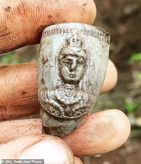 500-летние монеты, оружие и человеческие черепа: Мужчина показывает необычные предметы, которые он раскопал на береговой линии Темзы Находка, Темза, Длиннопост