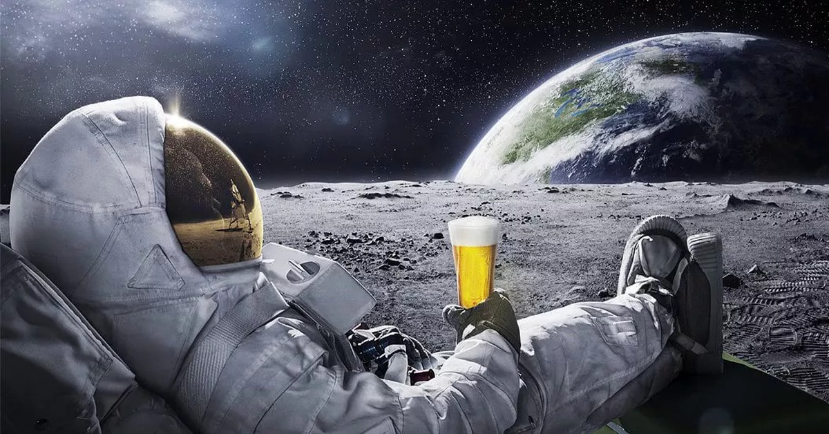 Космонавт Карлсберг. Космонавт. Космонавт с пивом. Космическое пиво. Почему нельзя в космосе