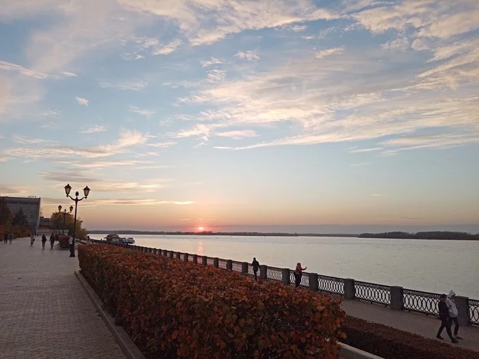 Yesterday evening on the embankment - My, Volga river, Embankment, Sunset, Clouds