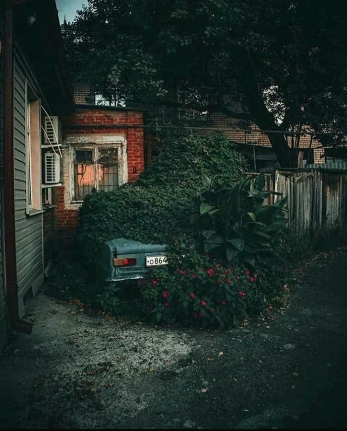 Atmospheric - The photo, Courtyard, Abandoned, Auto