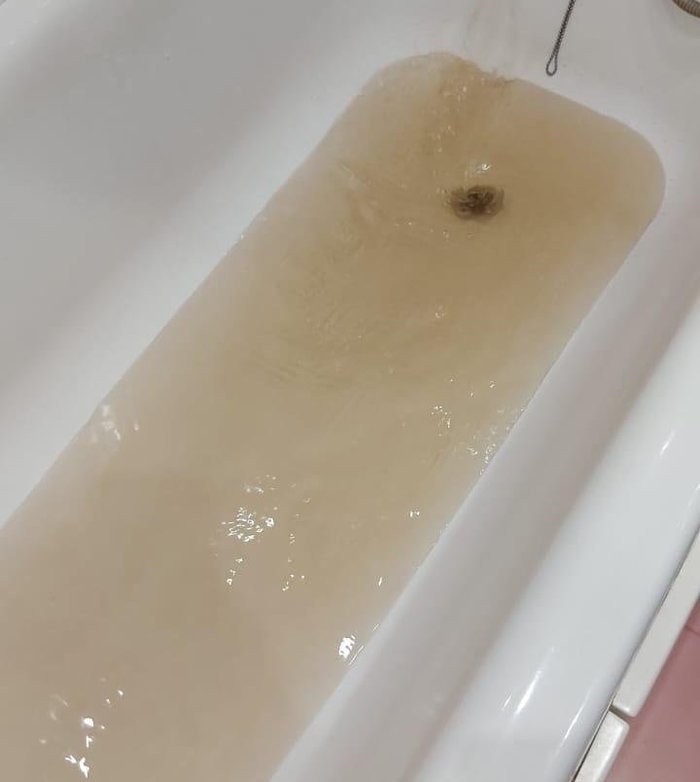 В Магаданском поселке из кранов горячей воды у людей потекла солярка