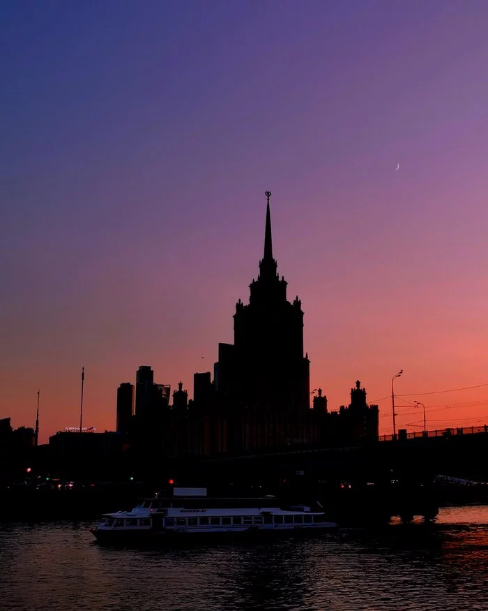 Play of shadows, I really want summer again, don’t you? - My, Moscow, Stalinskaya high-rise, River, beauty, The photo, Sunset, The sun, Reflection