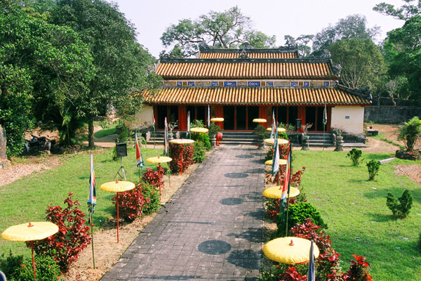 A river shrouded in the scent of incense and ancient tombs. Hue. Vietnam - My, Hue, Vietnam, Travels, Asia, Longpost