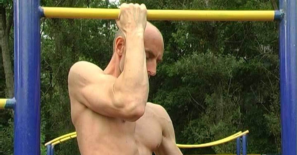 Подтягивается на одной руке. Как подтягиваться на одной руке. Подтягивания на турнике на одной руке. Как подтягивать на 1 руке. Подтягивания на одной руке.