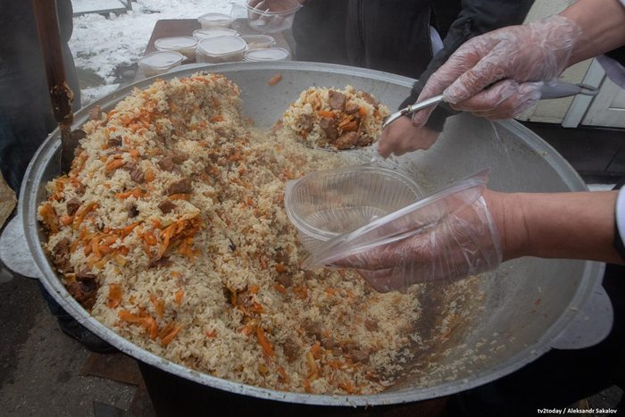 «Зарплата — это одно, так благодарить — совсем другое». Узбеки готовят плов для врачей Узбеки, Волонтерство, Врачи, Плов, Томск, Коронавирус, Доброта, Длиннопост, Позитив «Зарплата — это одно, так благодарить — совсем другое». Узбеки готовят плов для врачей Узбеки, Волонтерство, Врачи, Плов, Томск, Коронавирус, Доброта, Длиннопост, Позитив