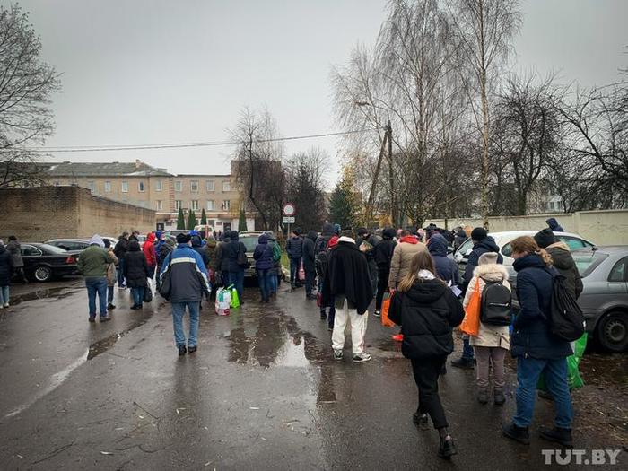 «Выходили первые ребята — сказали, все хорошо». Минчане с передачами стоят в очереди у тюрьмы в Могилеве - Республика Беларусь, Политика