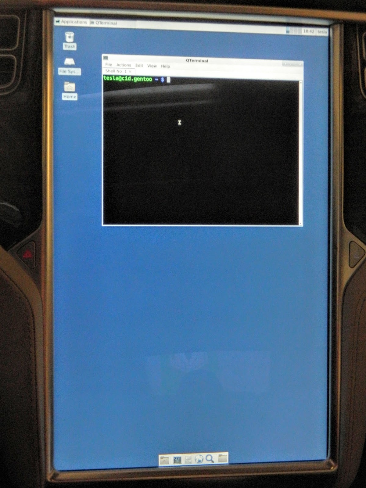 After five days of compiling Gentoo Linux installed on a Tesla Model S car - Tesla, Gentoo, Linux, Hackers, Trolling, Geektimes, Longpost