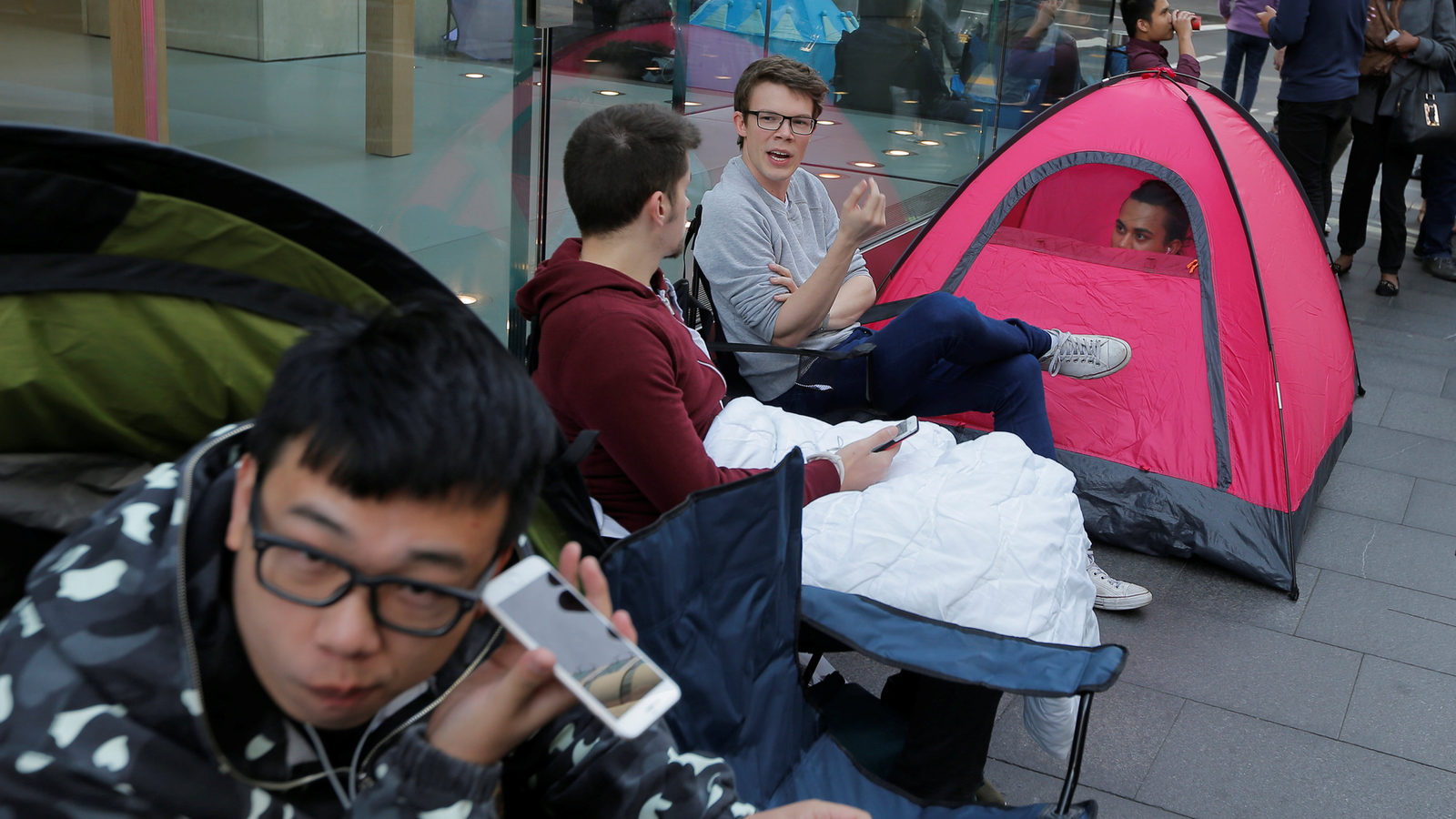 Picture - Rogue with iPhone 6 stand in line ahead of the start of sales of the iPhone 7 next to the Apple store in Sydney. Australia. - iPhone 7, Rogue, Queue, news, Apple