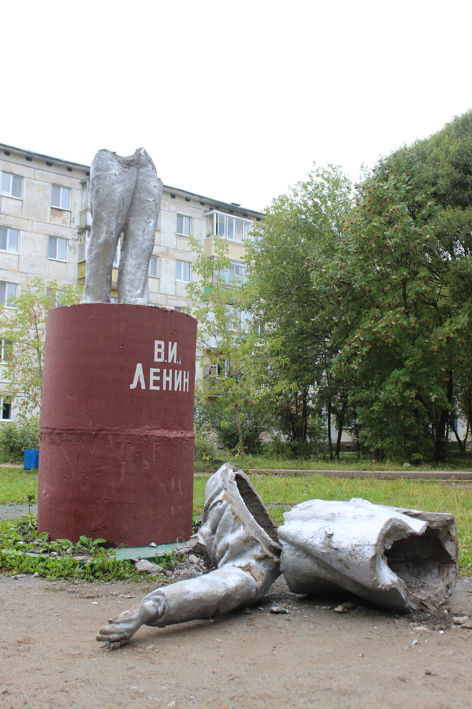 Anticipating the failure of the communists in the elections, Lenin fell - My, Lenin, The fall, Elections, Black humor