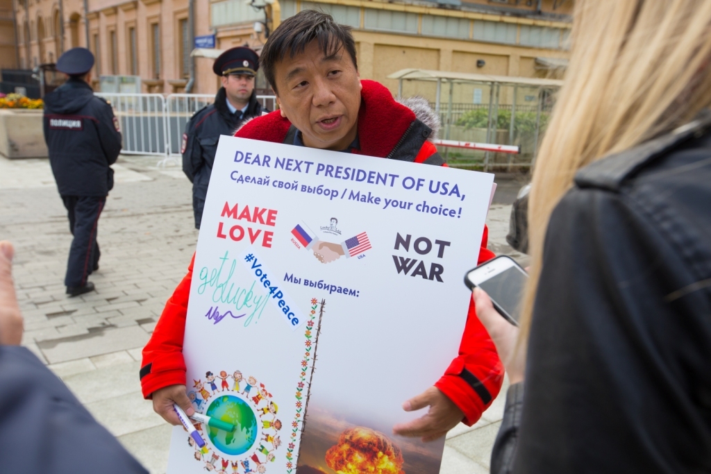 Russian Lucky on the International Day of Peace staged a picket near the US embassy - Notwar, Makelovenotwar