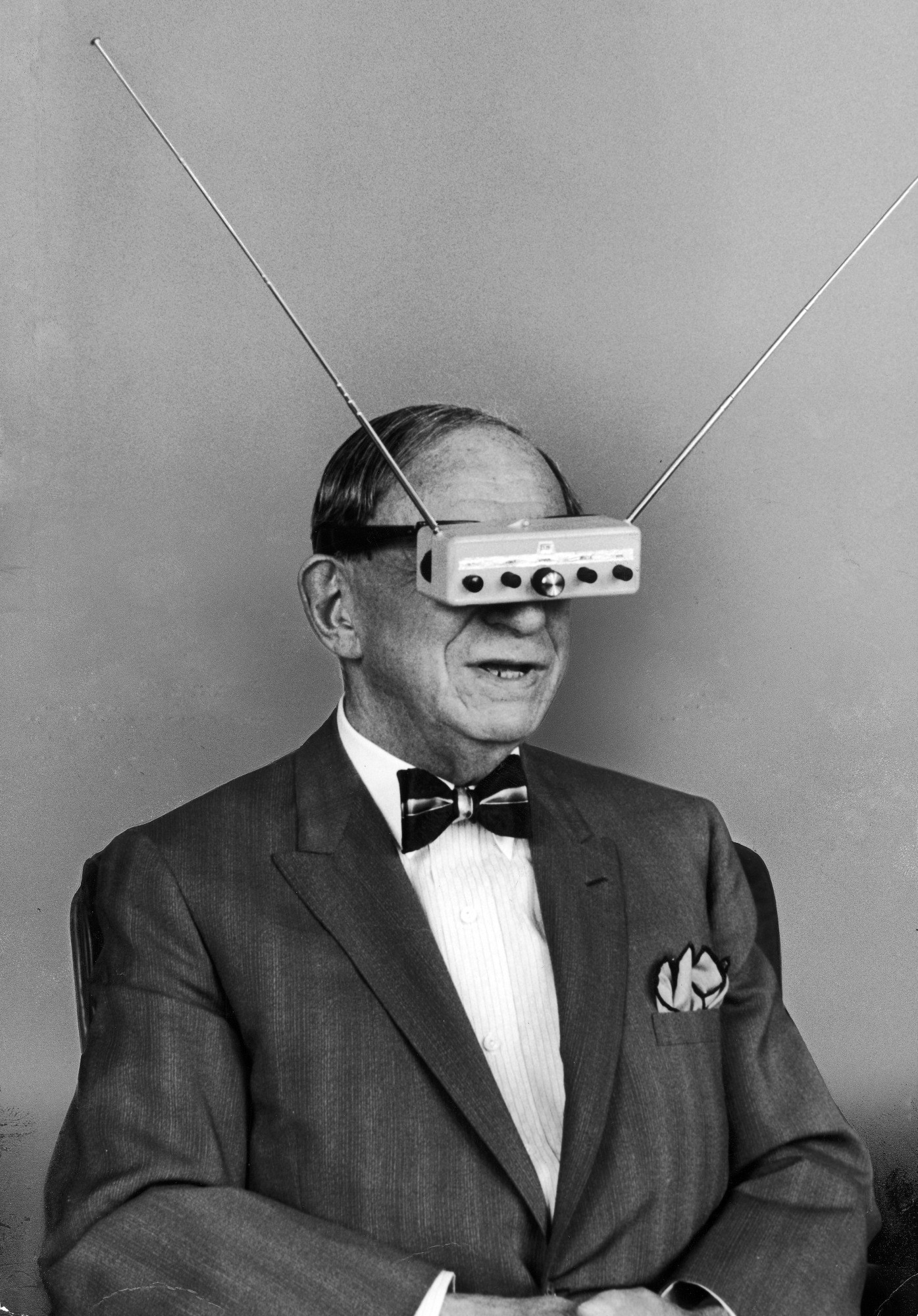 Demonstration of TV glasses. - , 