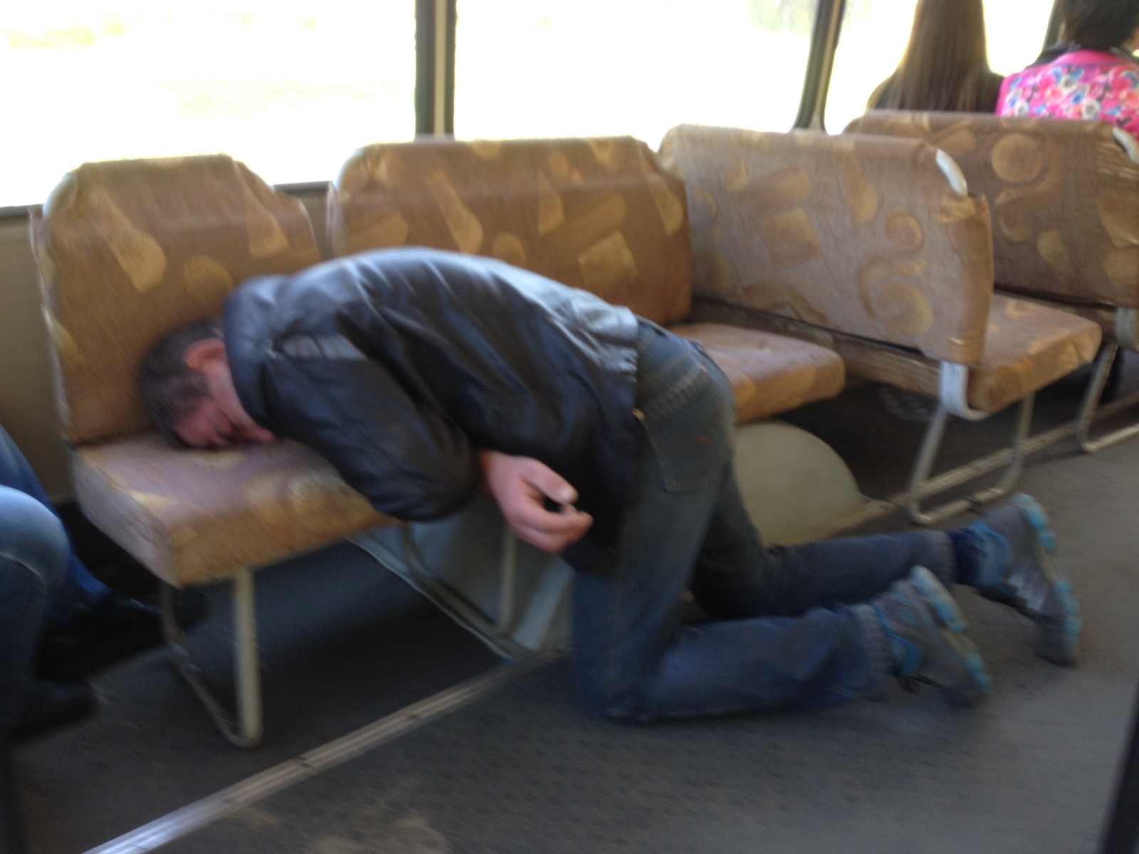 Мужчина спит в автобусе