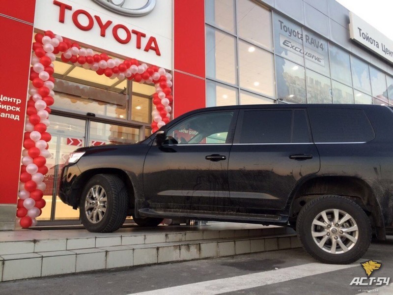 The owner of the Land Cruiser parked the car on the porch of the car dealership - Toyota Land Cruiser, Auto, car showroom, Story, Novosibirsk, Longpost