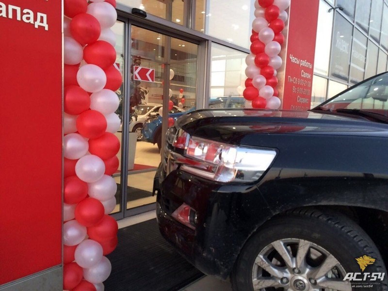 The owner of the Land Cruiser parked the car on the porch of the car dealership - Toyota Land Cruiser, Auto, car showroom, Story, Novosibirsk, Longpost