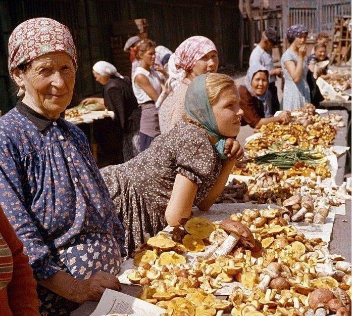 Продажа грибов на Даниловском рынке, Москва, 1959 г. - Грибы, Рынок, Фото