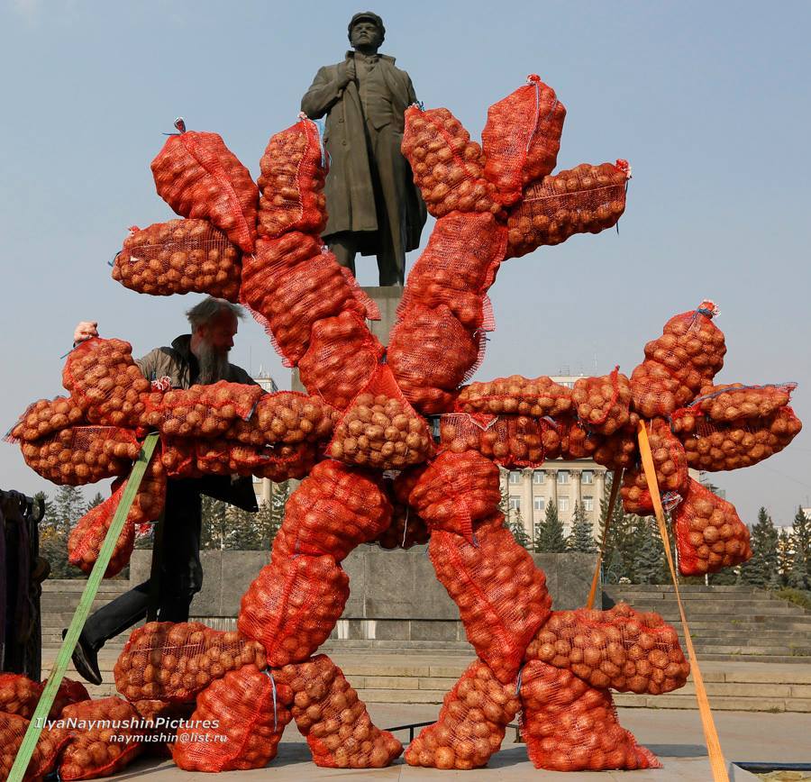 A potato snowflake appeared in the center of Krasnoyarsk - Krasnoyarsk, Monument, Potato