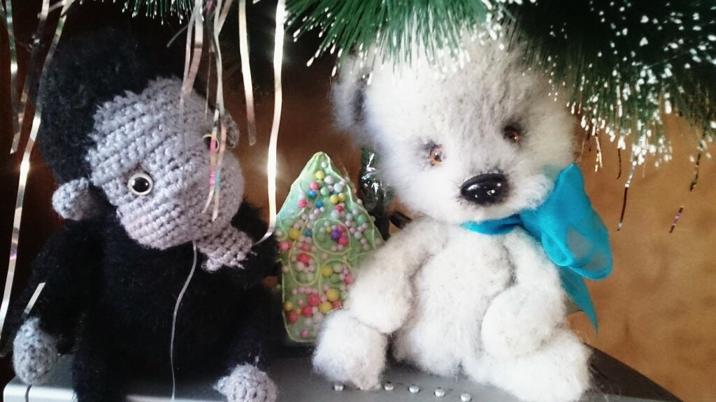 New Year 2016. The monkey is knitted from a mixture of cotton - bamboo and kth, the bear is completely made of kth. Frame monkey, bear on cotter pins. - My, New Year, Knitted toys, Kids toys, Toys, With your own hands, Amigurumi, Knitting, Presents, Longpost