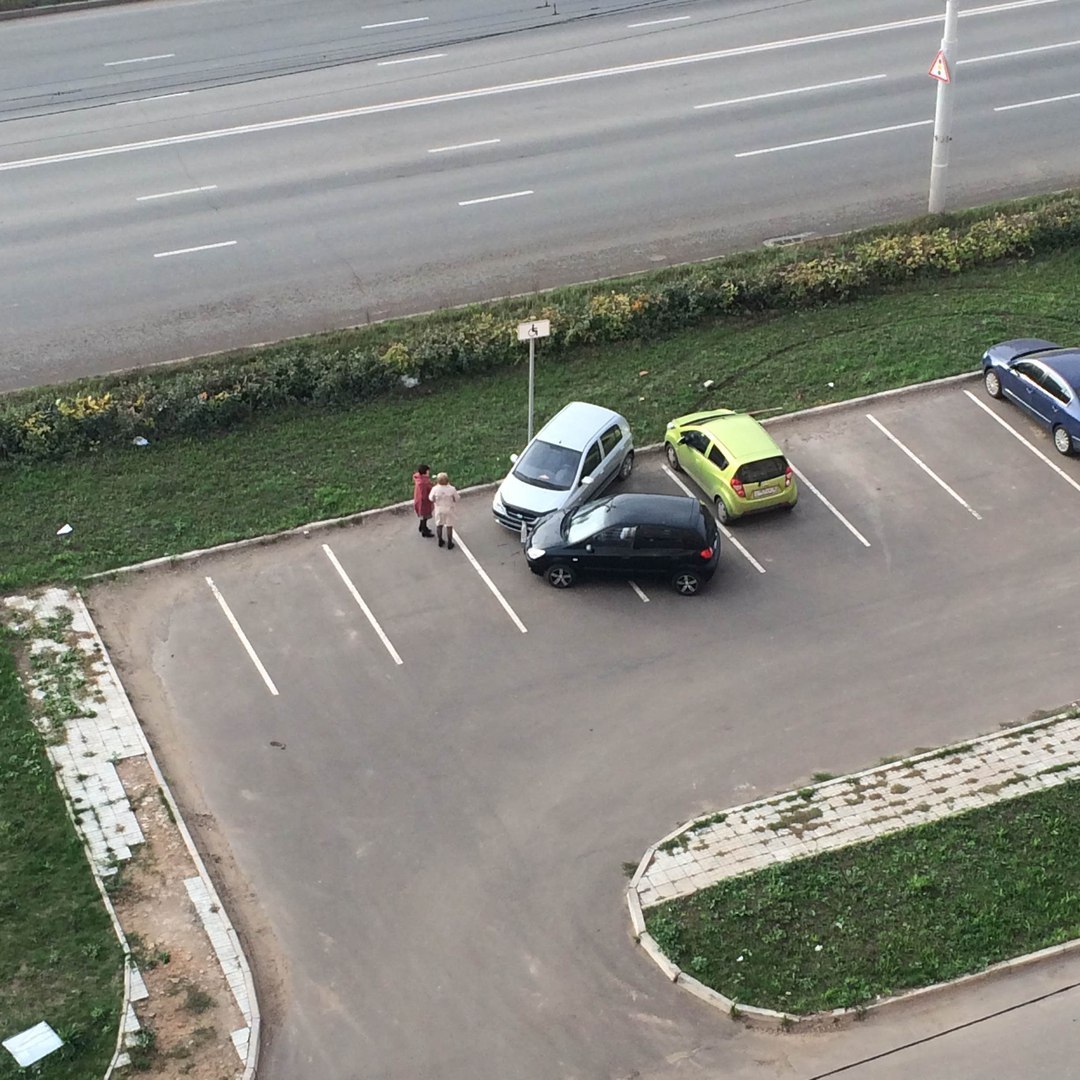 In the parking lot... - Izhevsk, Parking, Woman driving