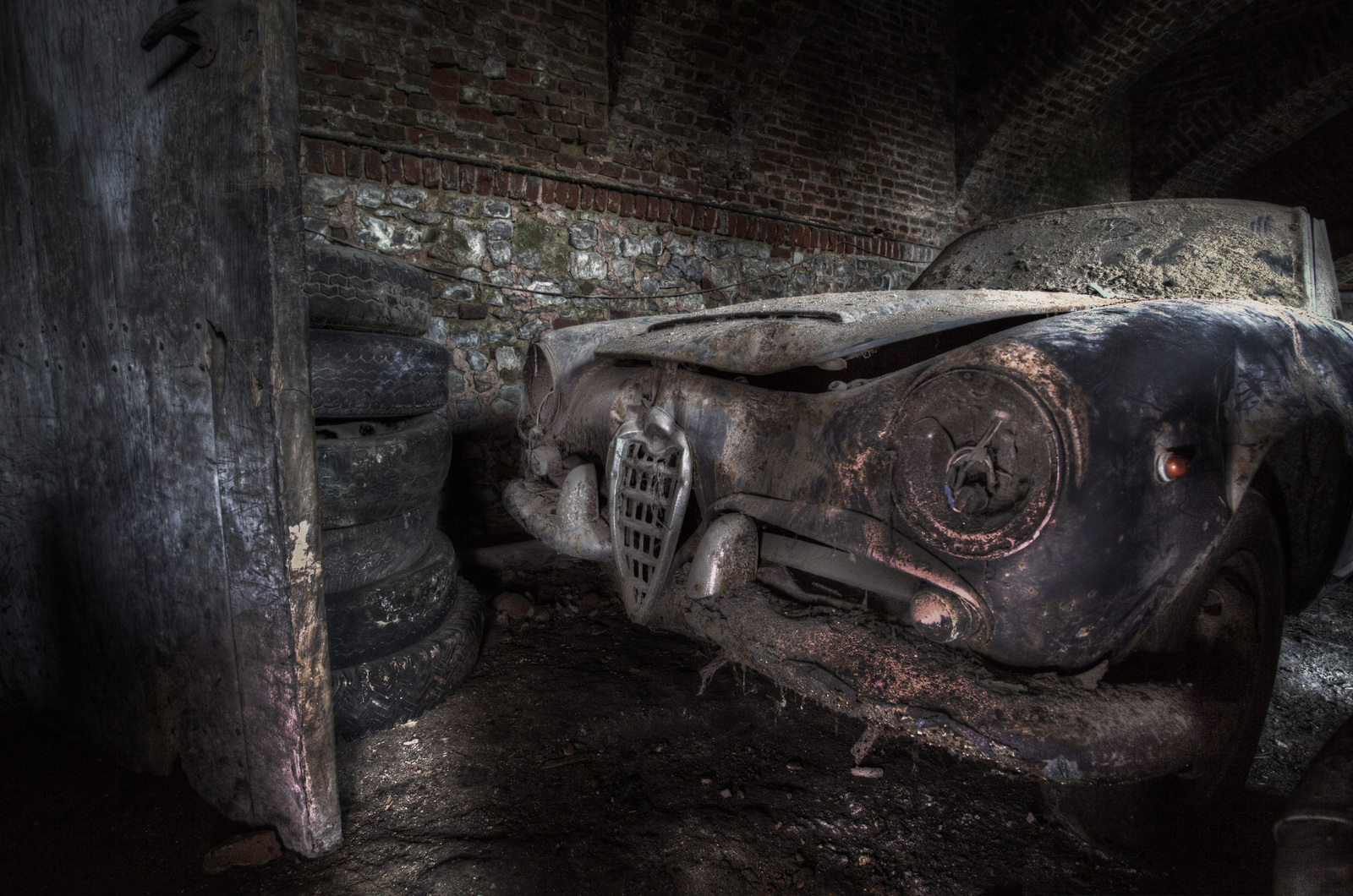 Forgotten Alfa Romeos in an old Belgian castle! - Translation, Alfa romeo, Locks, Find, , Longpost, Video