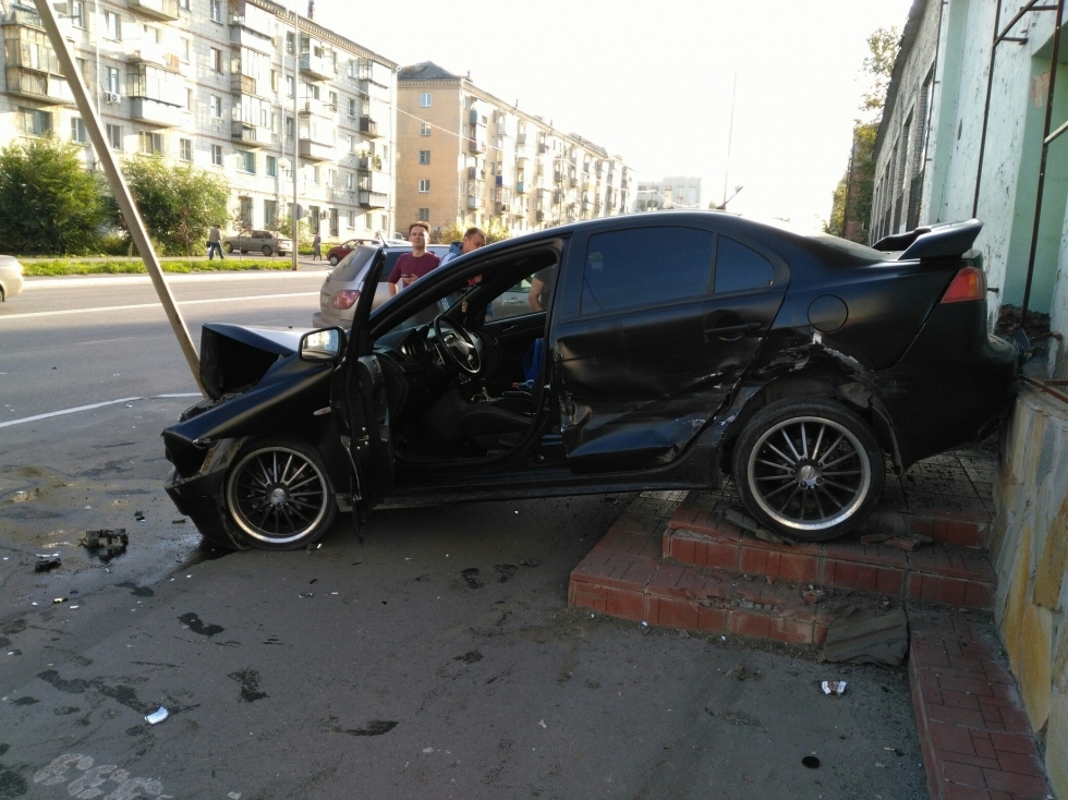 A young driver rammed a factory building in the center of Kurgan and took a selfie in front of his wrecked car. - Road accident, Mound, Russia, Auto, Selfie, Longpost