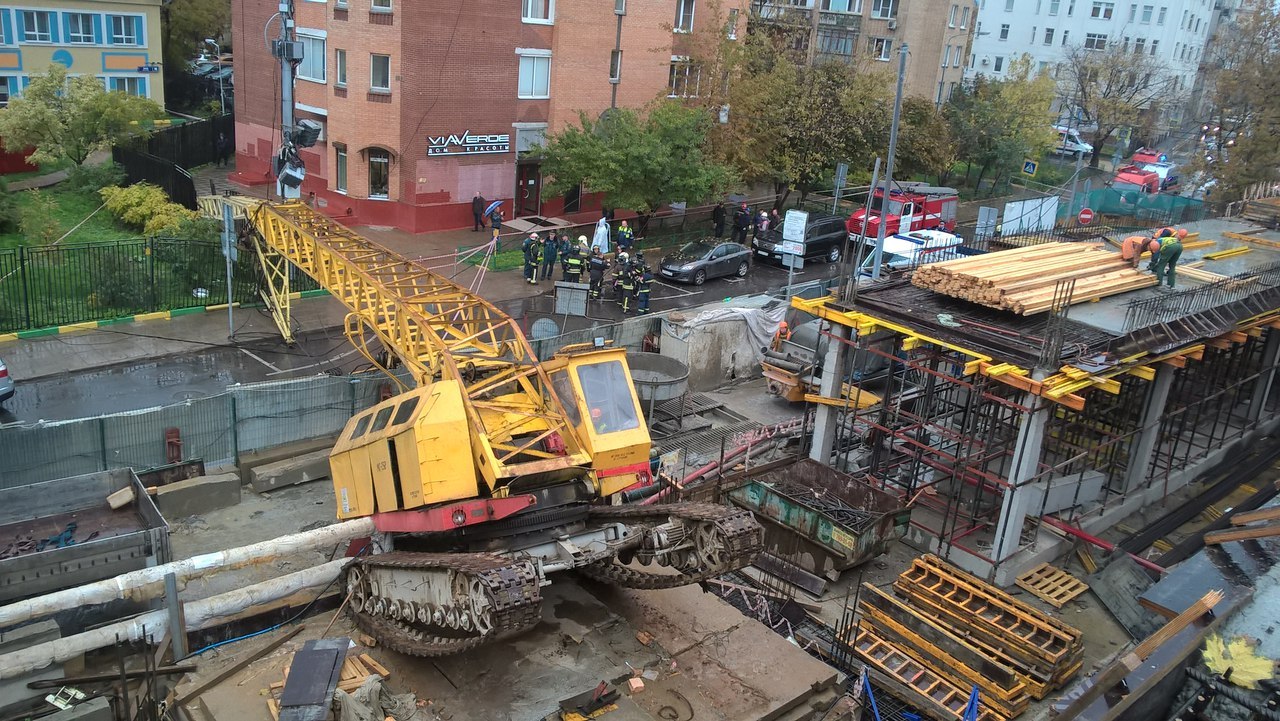 Гусеничный кран упал на территорию детсада и перегородил Даев переулок - Моё, Кран, ЧП, Строительство, Москва, Даев, Новости