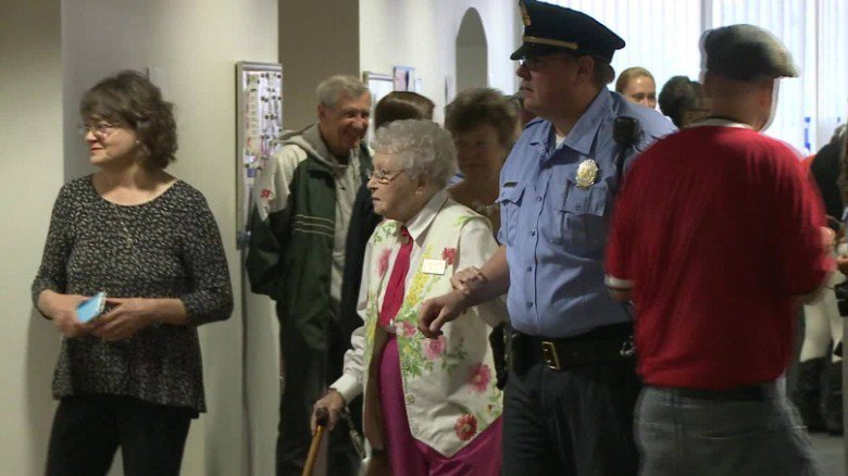 102-year-old woman arrested in US - St. Louis, Old lady, Arrest