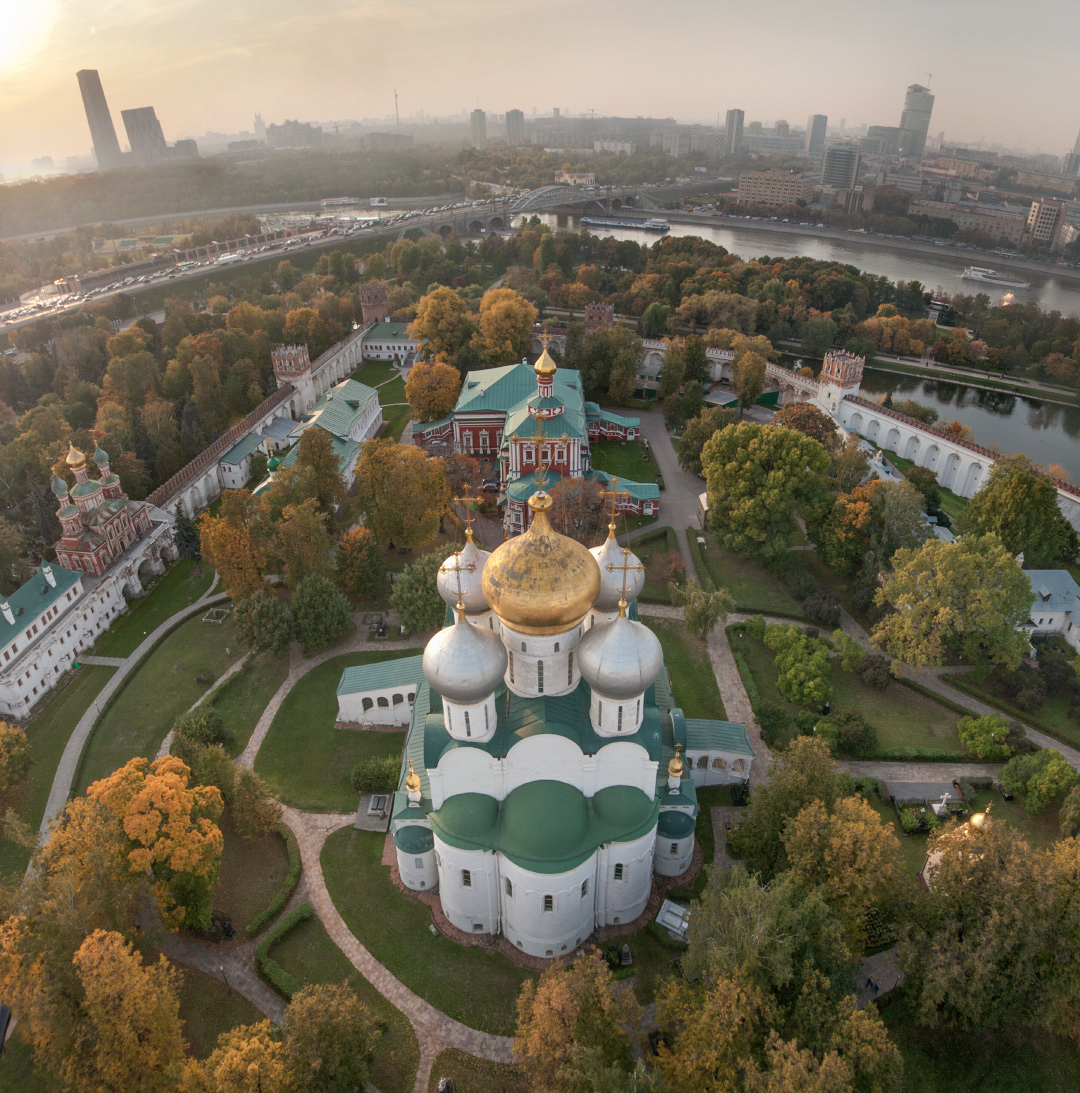 Новодевичьего монастыря сверху в Москве