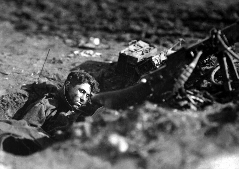 German machine gun emplacement and dead machine gunner, France, November 4, 1918 - a week before the end of the war. - World War I, Machine gun, Machine gun, Germany, France