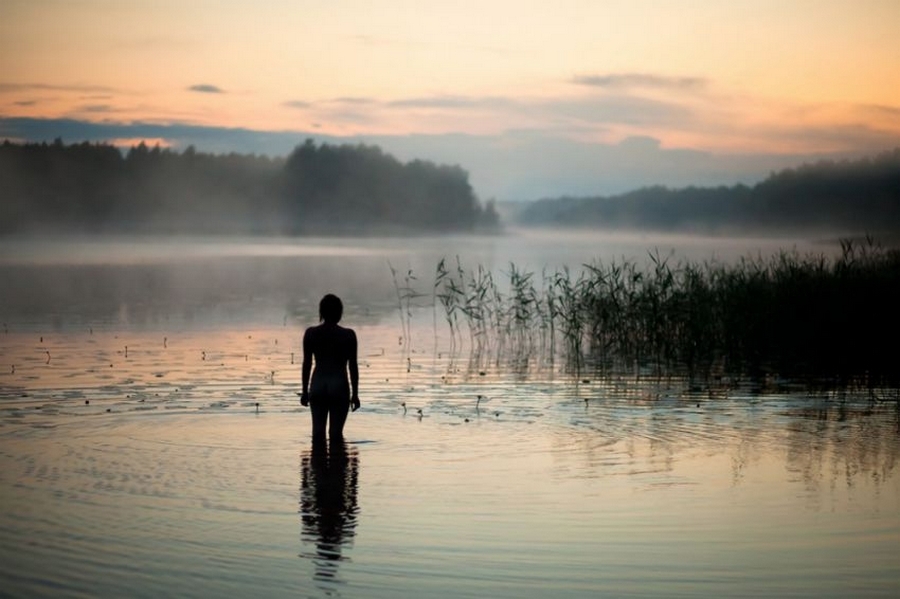 Bathing at dawn... - dawn, Fog, Girls, Bathing, Bathing