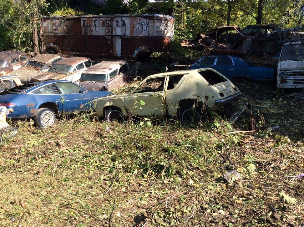 Разборка бывших. Автосвалка пресс. Автосвалка в Тольятти. Автосвалка Екатеринбург. Машина на свалке под прессом.