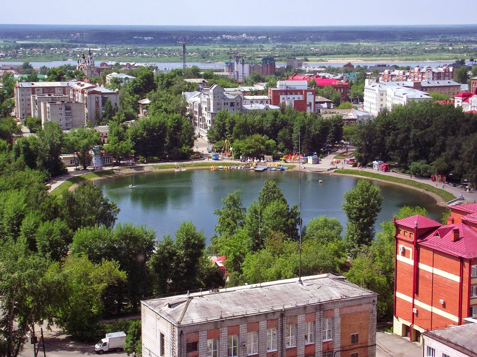 Уточки оккупировали городское озеро, ну и голуби заодно | Пикабу