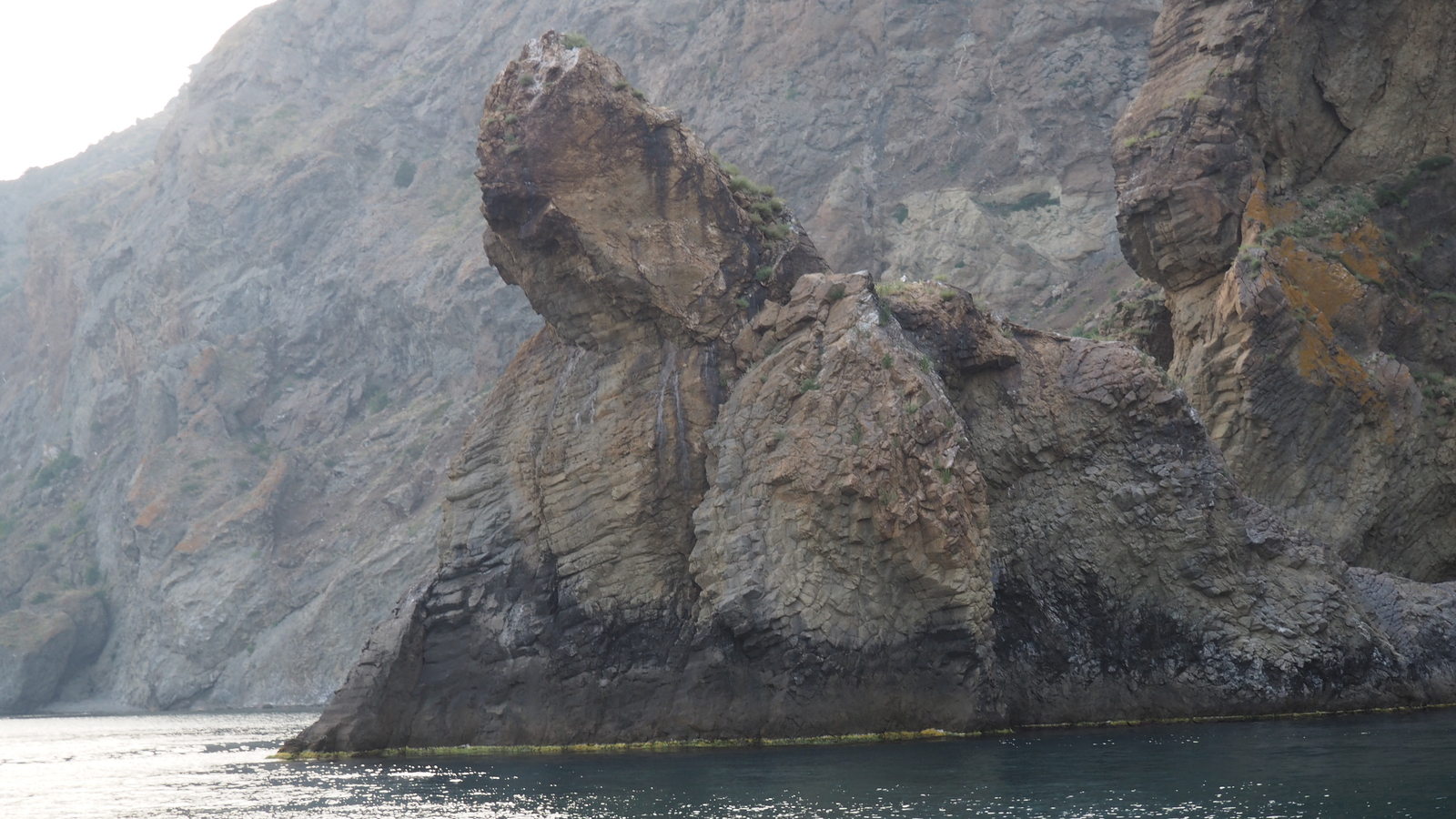 Местные называют эту скалу Морской лев, -говорит экскурсовод. Дааа, соглашаемся мы) - Моё, Коктебель, Морской лев, Или пушка?