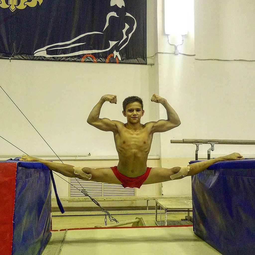 This guy is 12 years old. - Biceps, Leg-split, Press, 12 years old, Gymnasts, Boy, Triceps