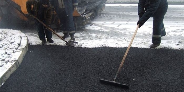 It seems that asphalt can still be laid in winter. - My, Asphalt, Winter, Road, Asphalt laying