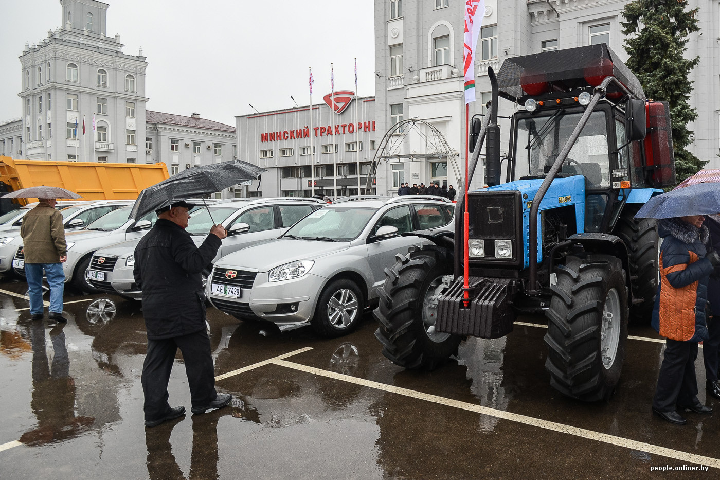 В Минске изобрели новый трактор и открыли памятник Ленину | Пикабу