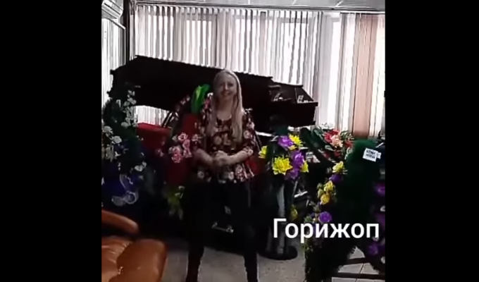 In the Irkutsk region, the deputy made a video of how she does fitness against the backdrop of coffins and monuments - Deputies, Shelekhov, Irkutsk region, Fitness, Monument, Funeral services, Video